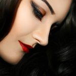 Idealny makijaż z czerwonymi ustami - jak go wykonać?