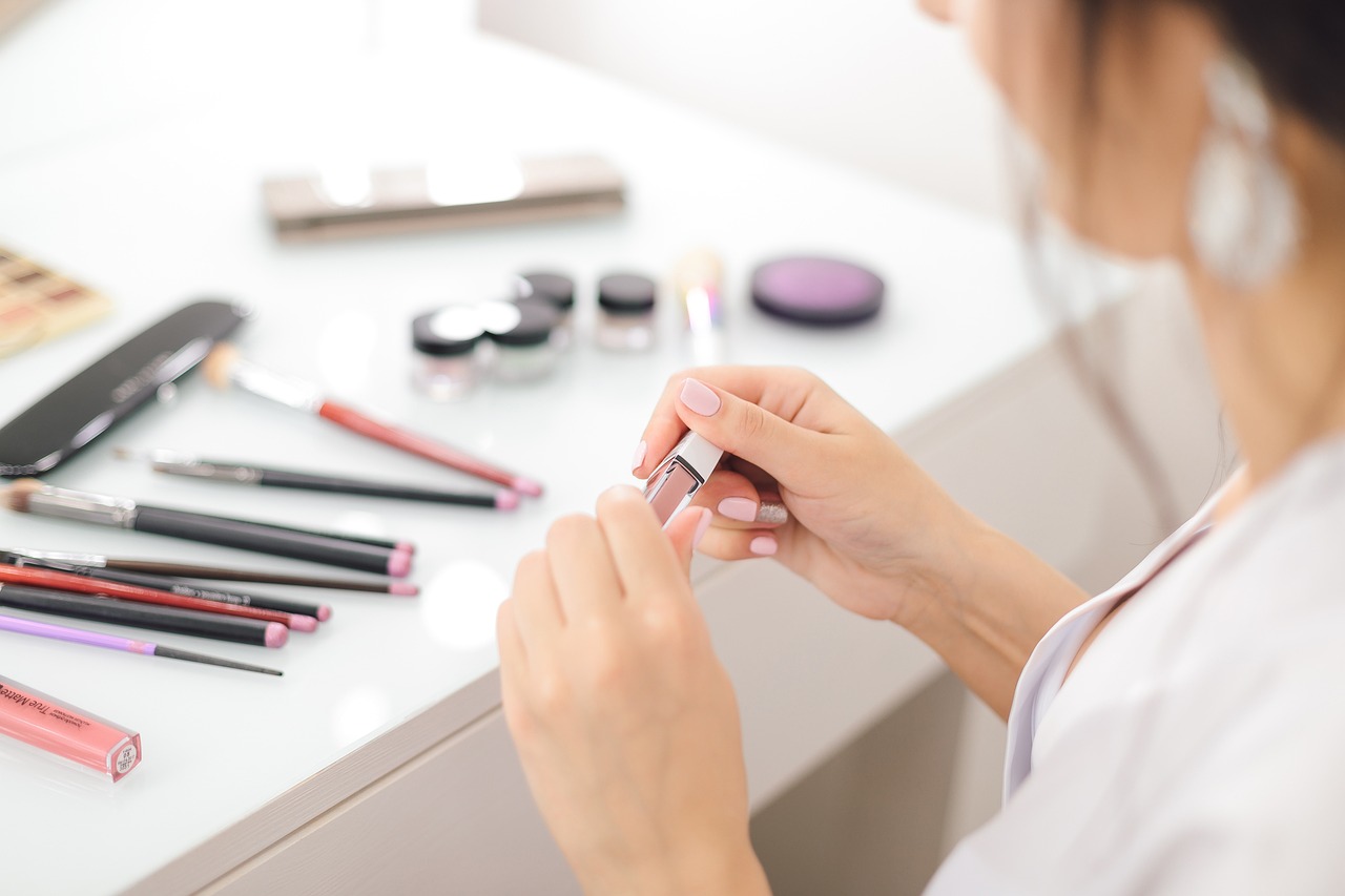 Jak bezpiecznie wykonywać makijaż?