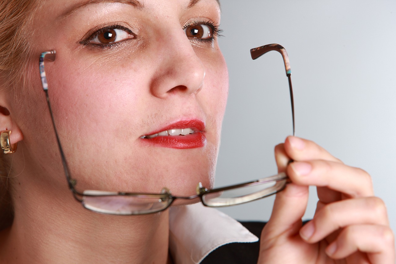 5 niezawodnych sposobów na szybkie poprawienie makijażu w pracy